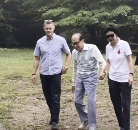 李嘉诚轮椅看演唱会