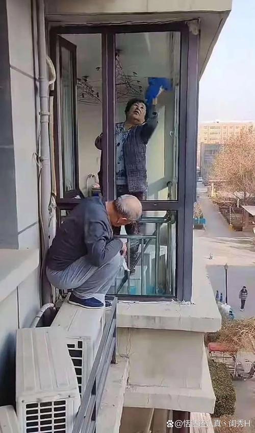 业主进出小区要爬窗